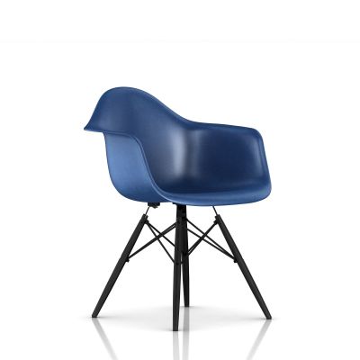 Eames 木质底座模压玻璃纤维扶手椅